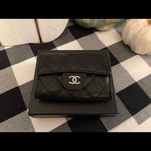 Silver CC Chanel leather wallet quilted card holder